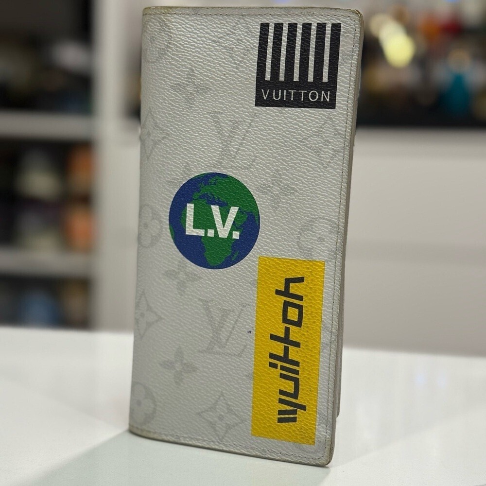 Louis Vuitton Brazza Monogram Logo White Wallet Limited Edition with Keychain! - Picture 10 of 10
